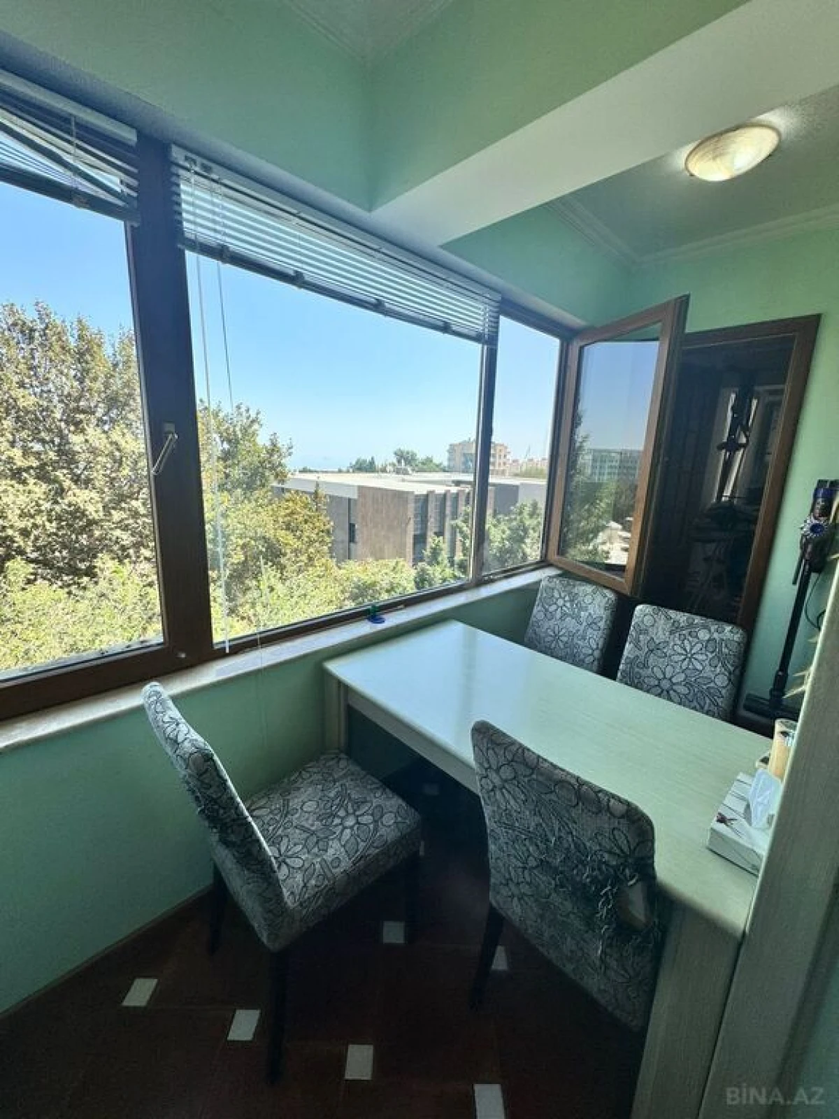 Satılır 4 otaqlı mənzil 142 m²