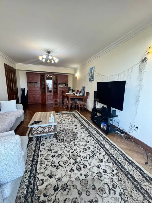 Satılır 4 otaqlı mənzil 142 m²
