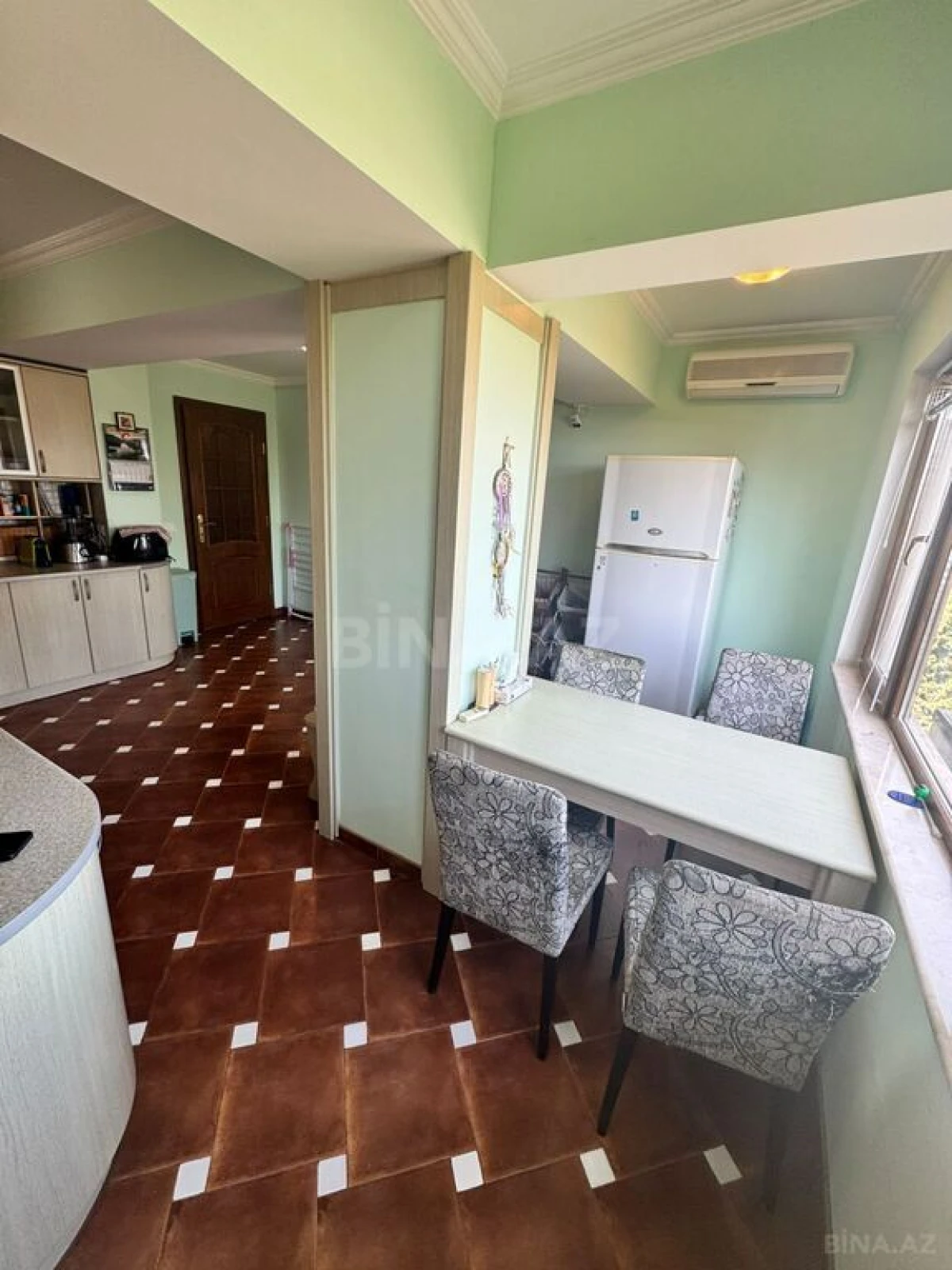 Satılır 4 otaqlı mənzil 142 m²