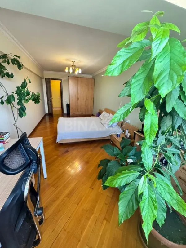 Satılır 4 otaqlı mənzil 142 m²