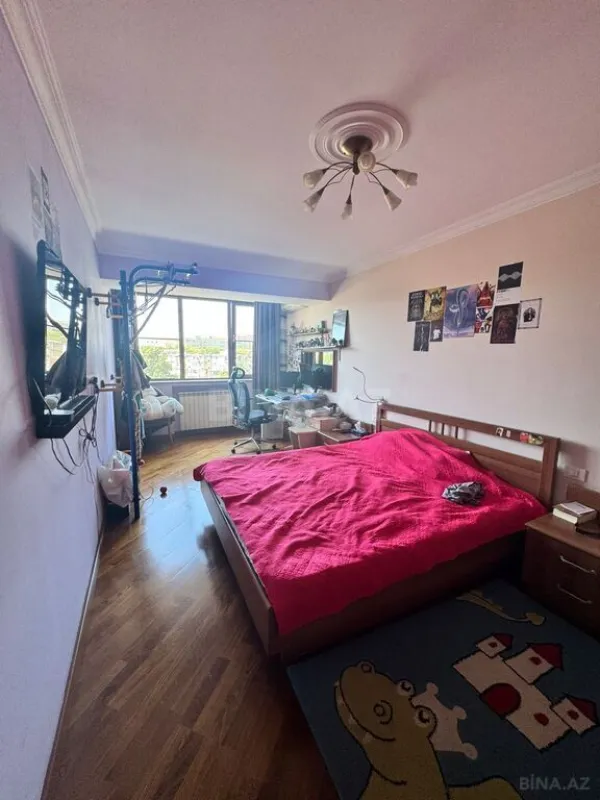 Satılır 4 otaqlı mənzil 142 m²