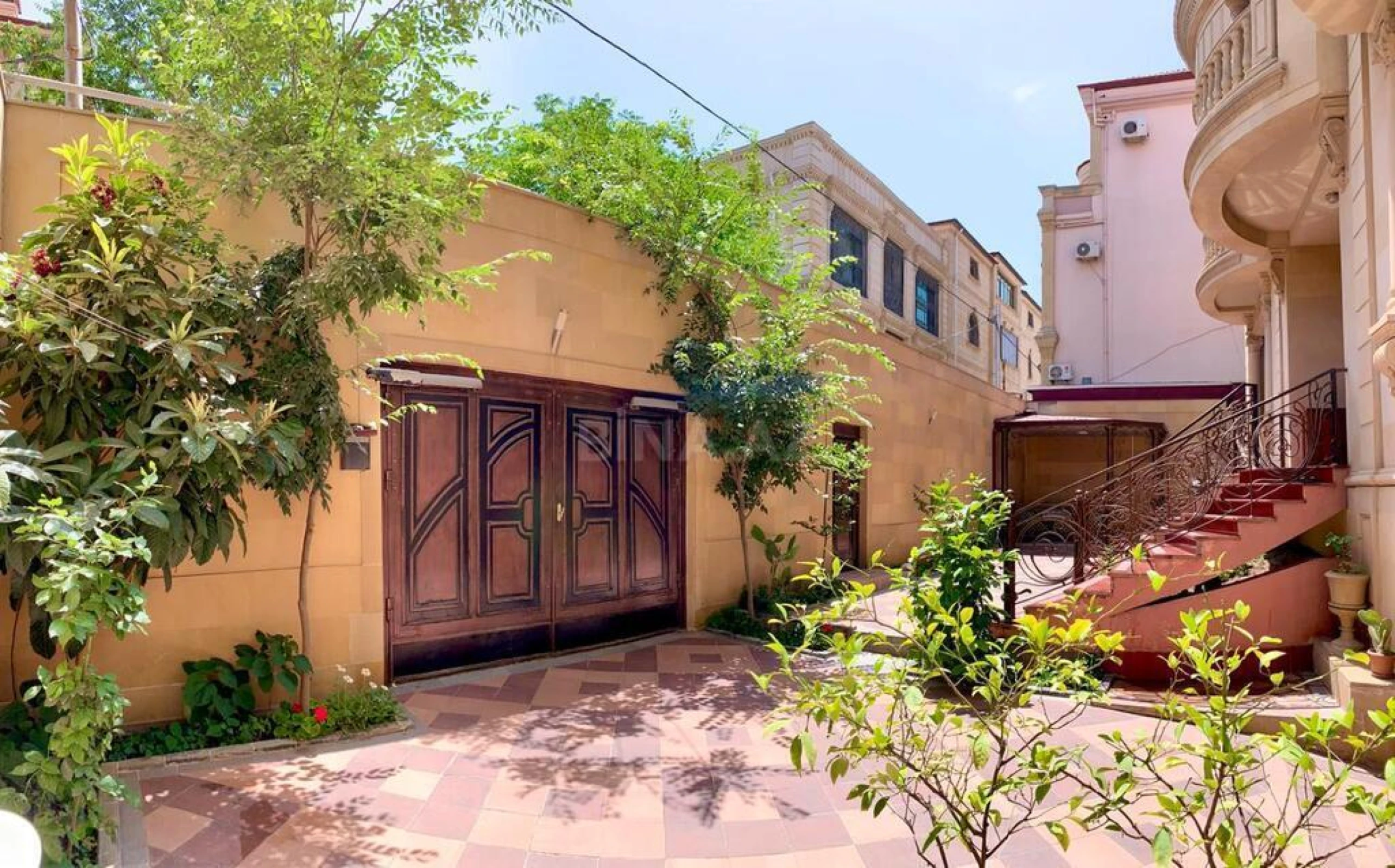 Kirayə verilir 9 otaqlı həyət evi 900 m²