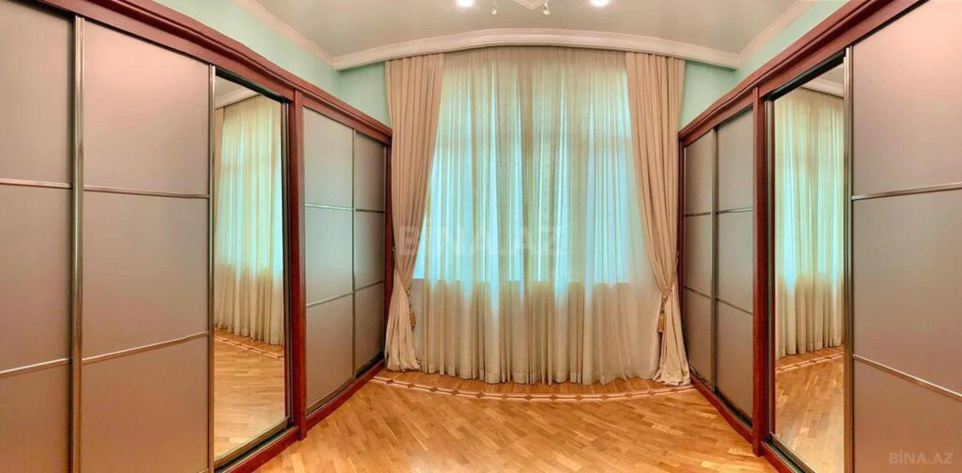 Kirayə verilir 9 otaqlı həyət evi 900 m²