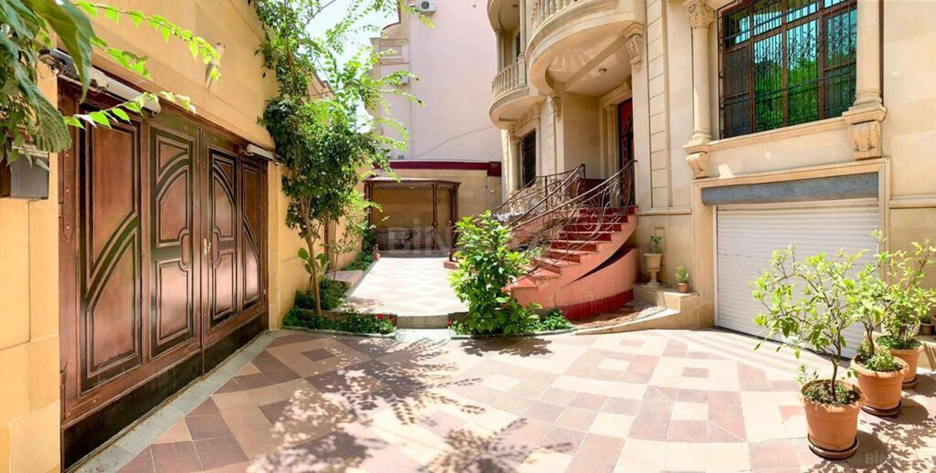 Kirayə verilir 9 otaqlı həyət evi 900 m²