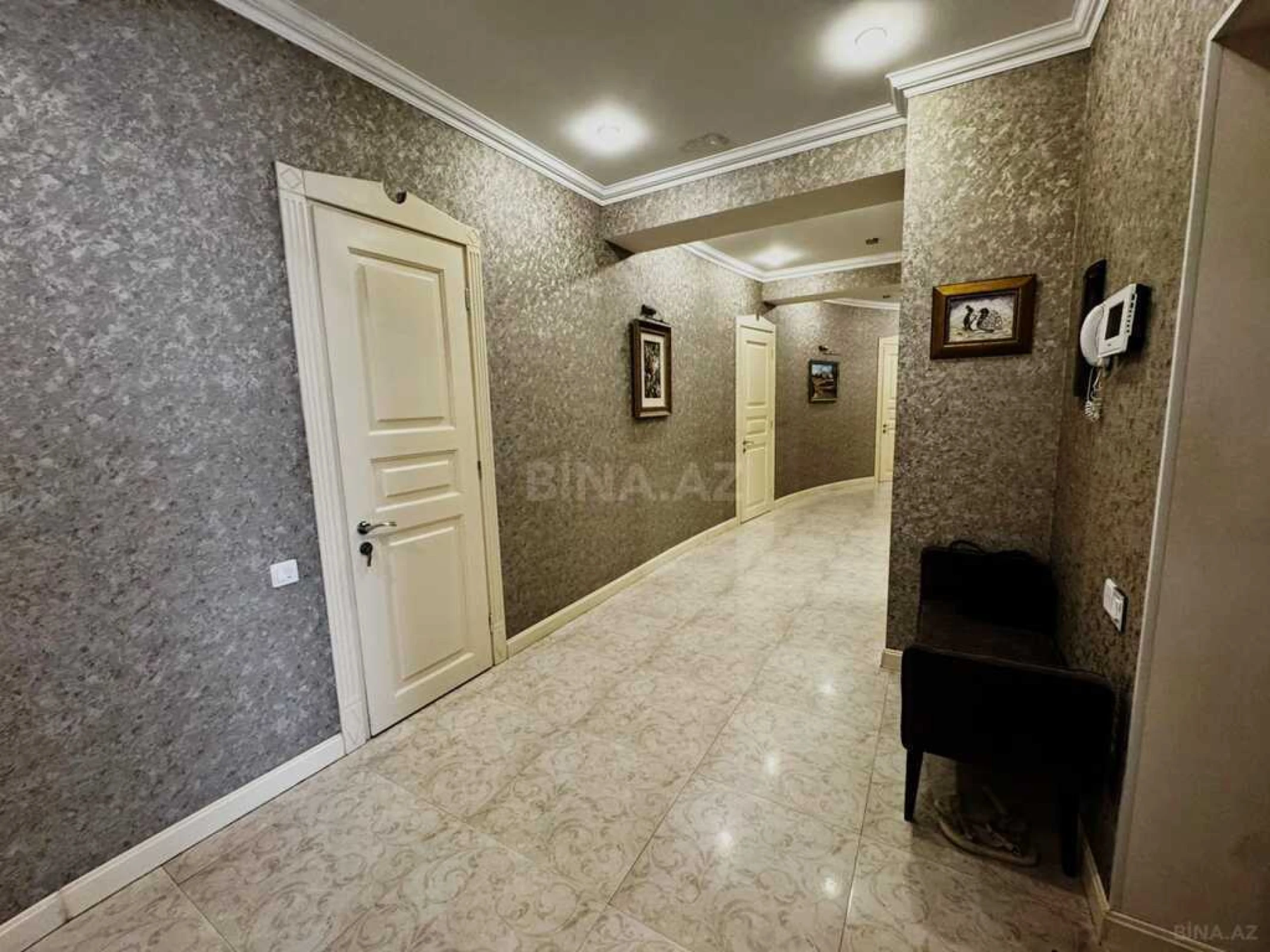 Satılır 4 otaqlı mənzil 230 m²