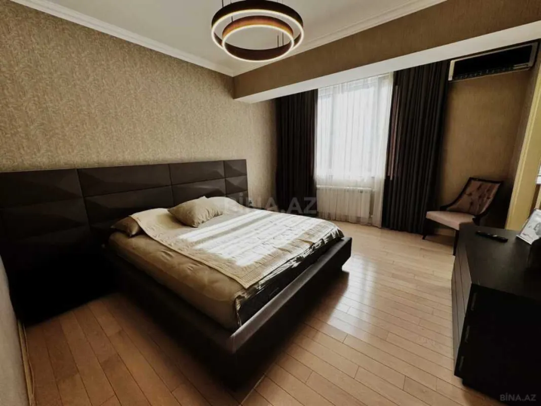 Satılır 4 otaqlı mənzil 230 m²
