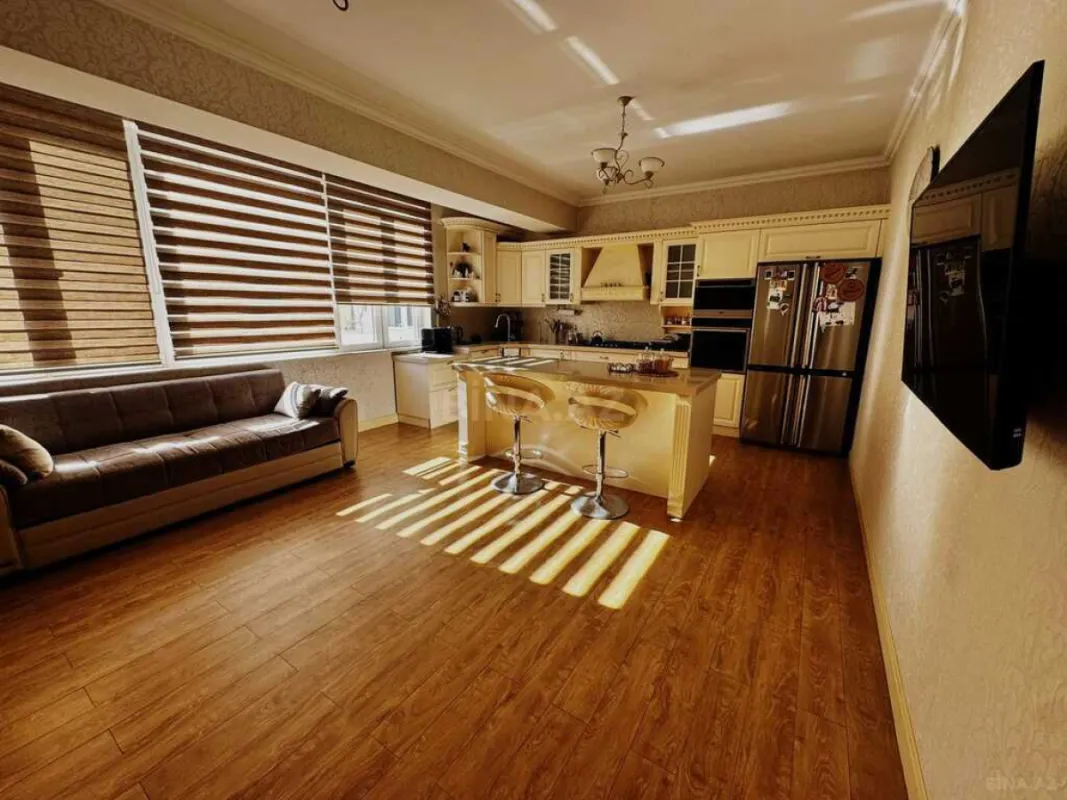 Satılır 4 otaqlı mənzil 230 m²