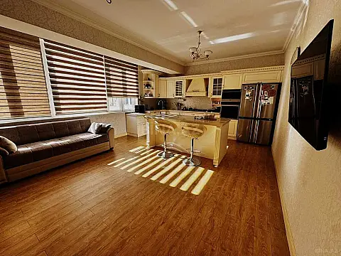 Satılır 4 otaqlı mənzil 230 m²