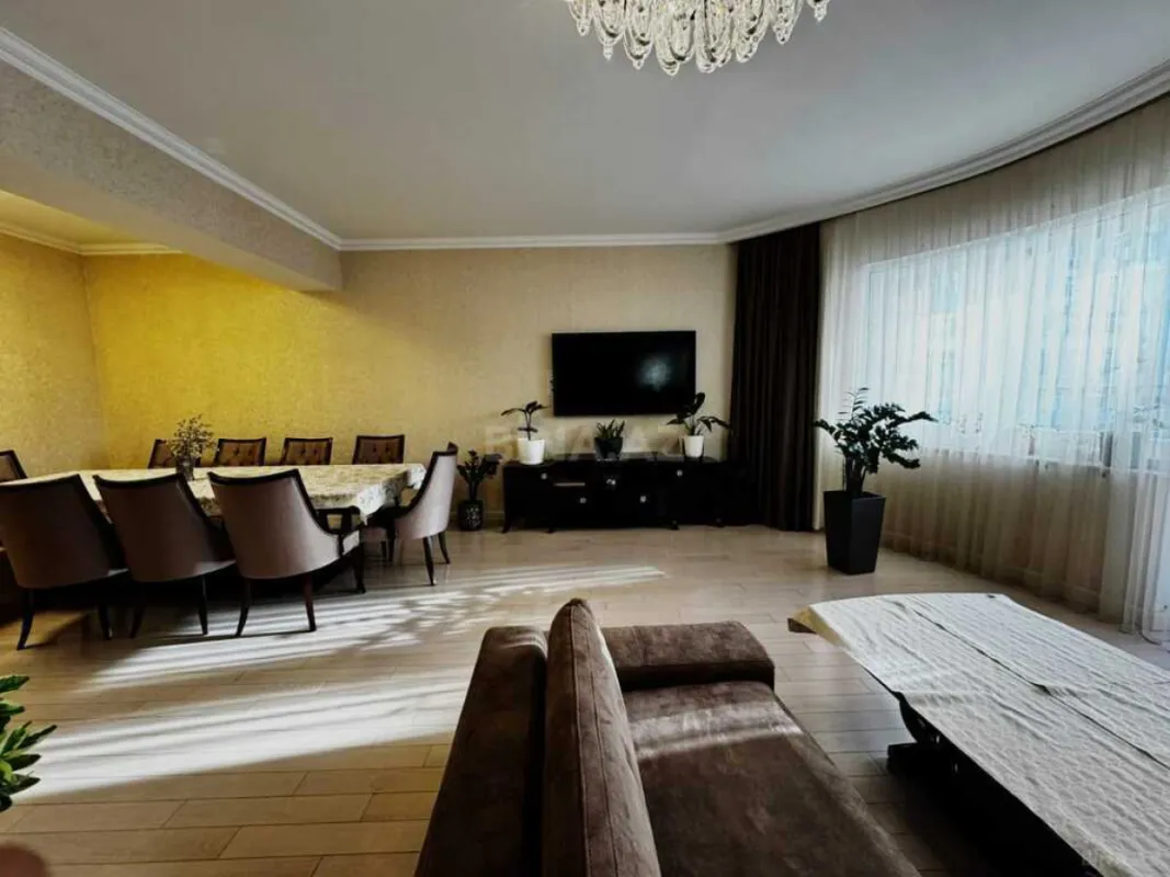Satılır 4 otaqlı mənzil 230 m²