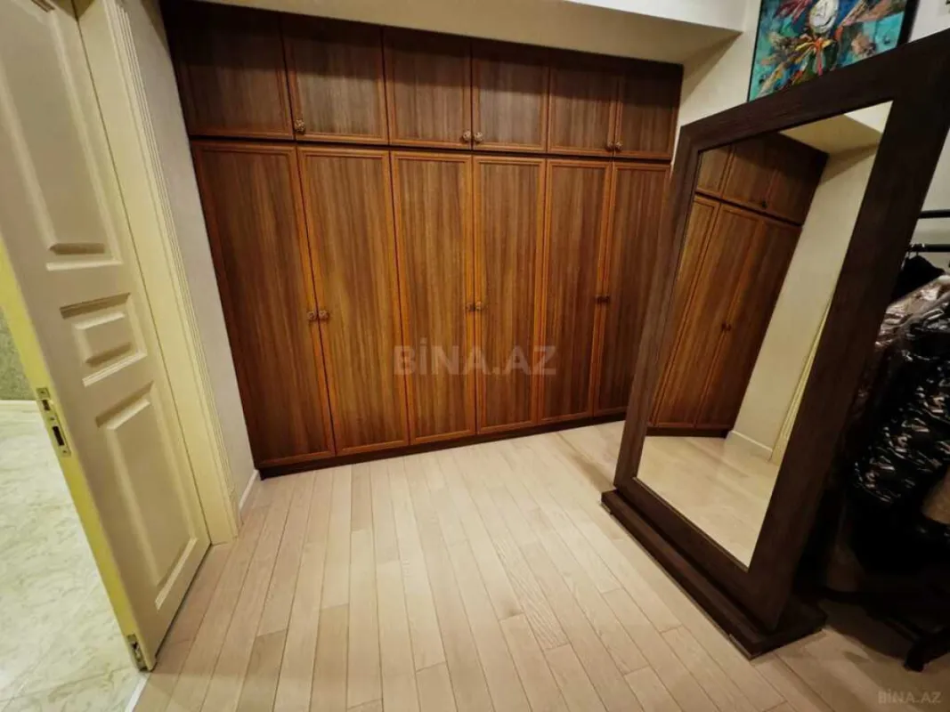 Satılır 4 otaqlı mənzil 230 m²