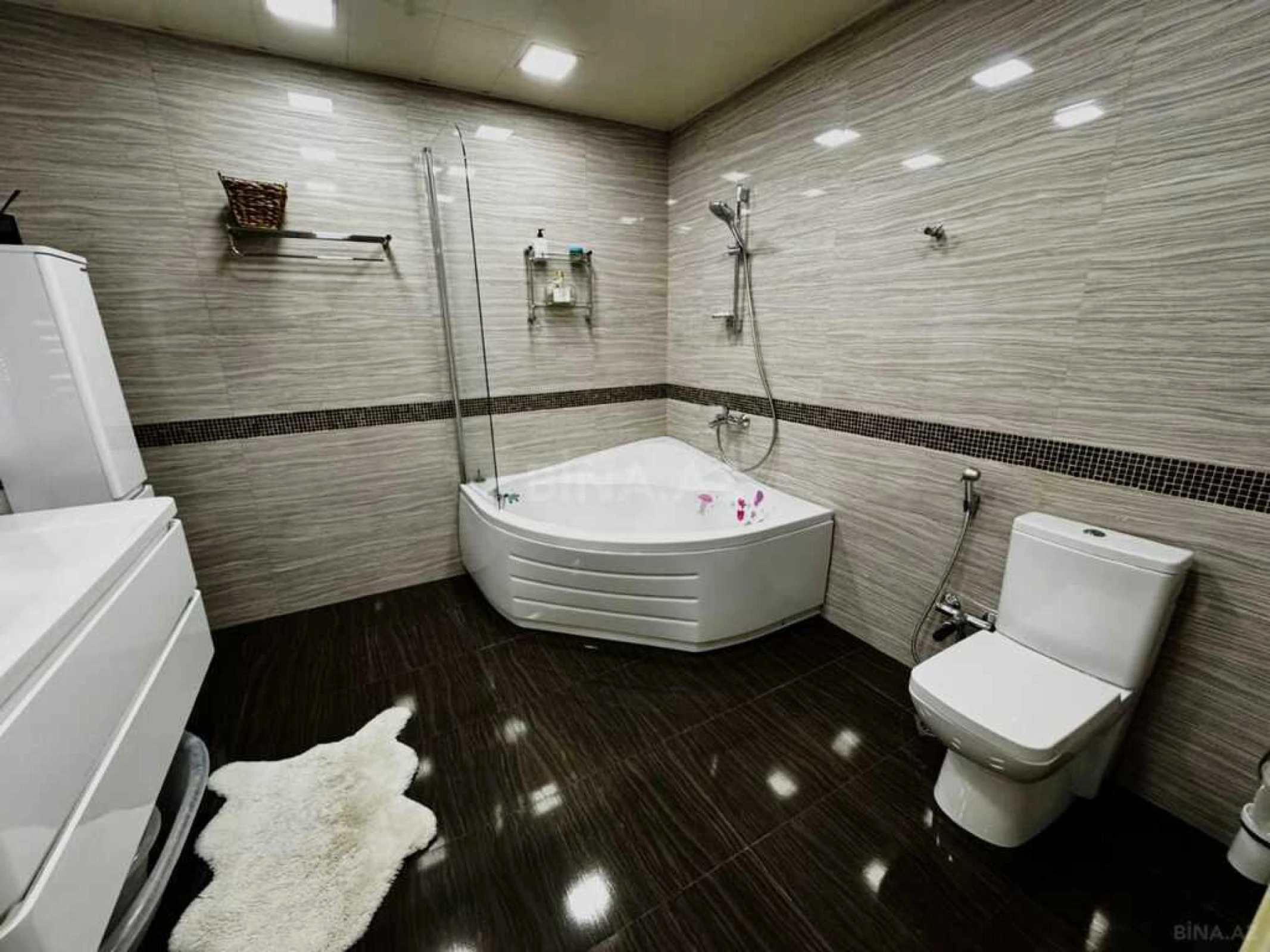 Satılır 4 otaqlı mənzil 230 m²