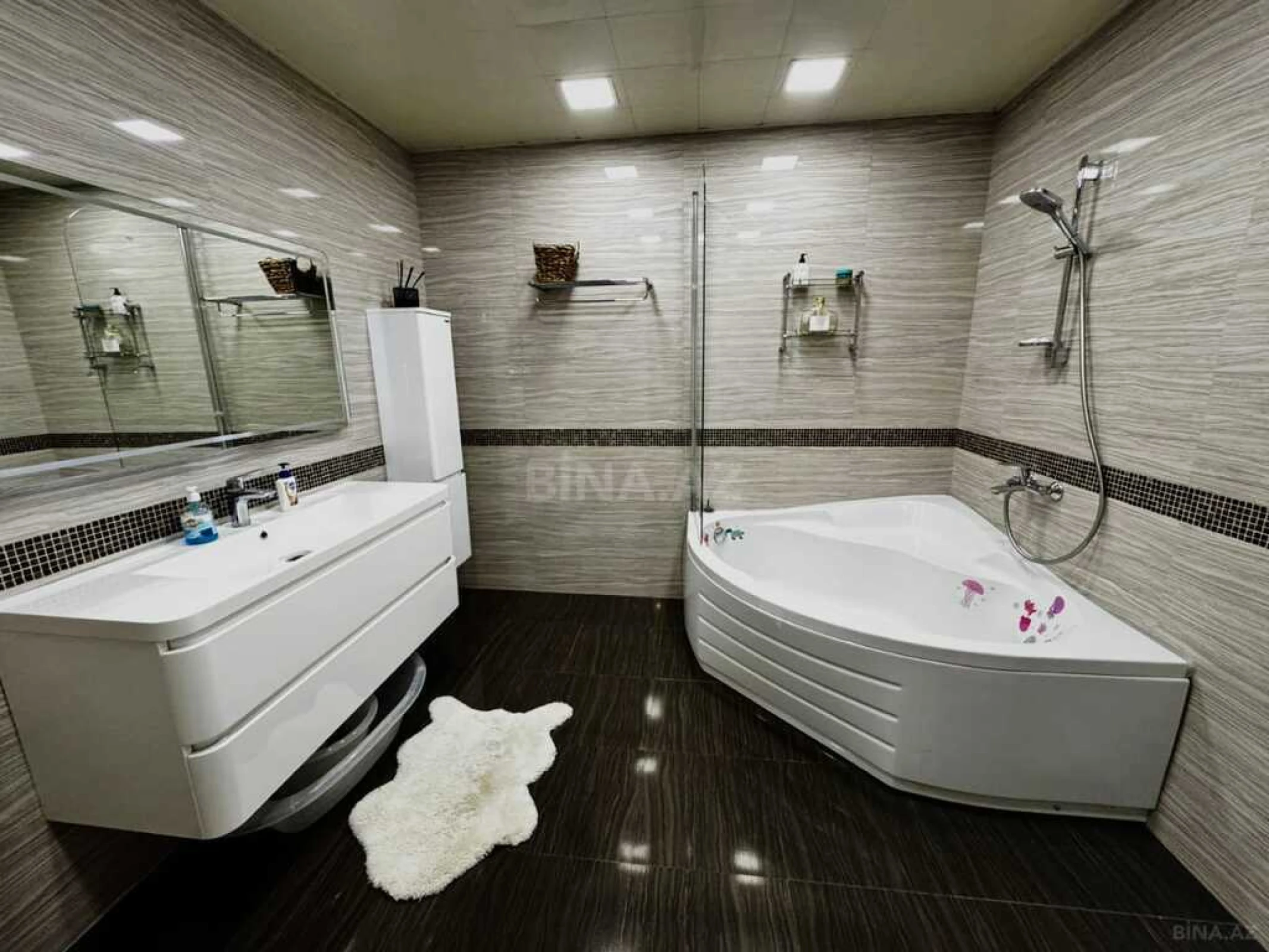 Satılır 4 otaqlı mənzil 230 m²