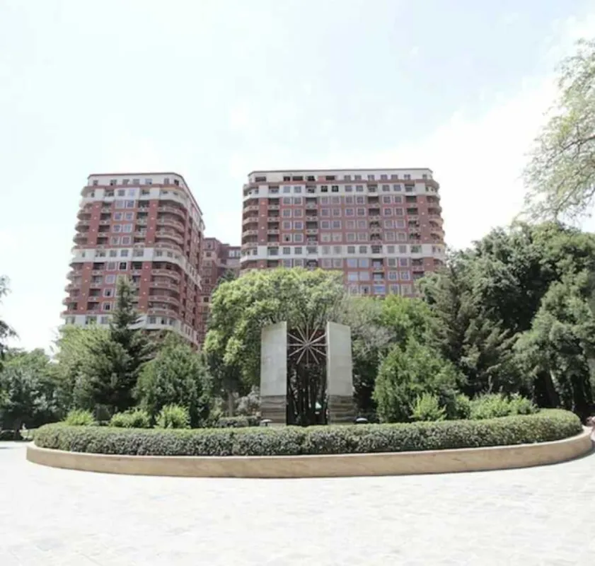 Satılır 4 otaqlı mənzil 185 m²