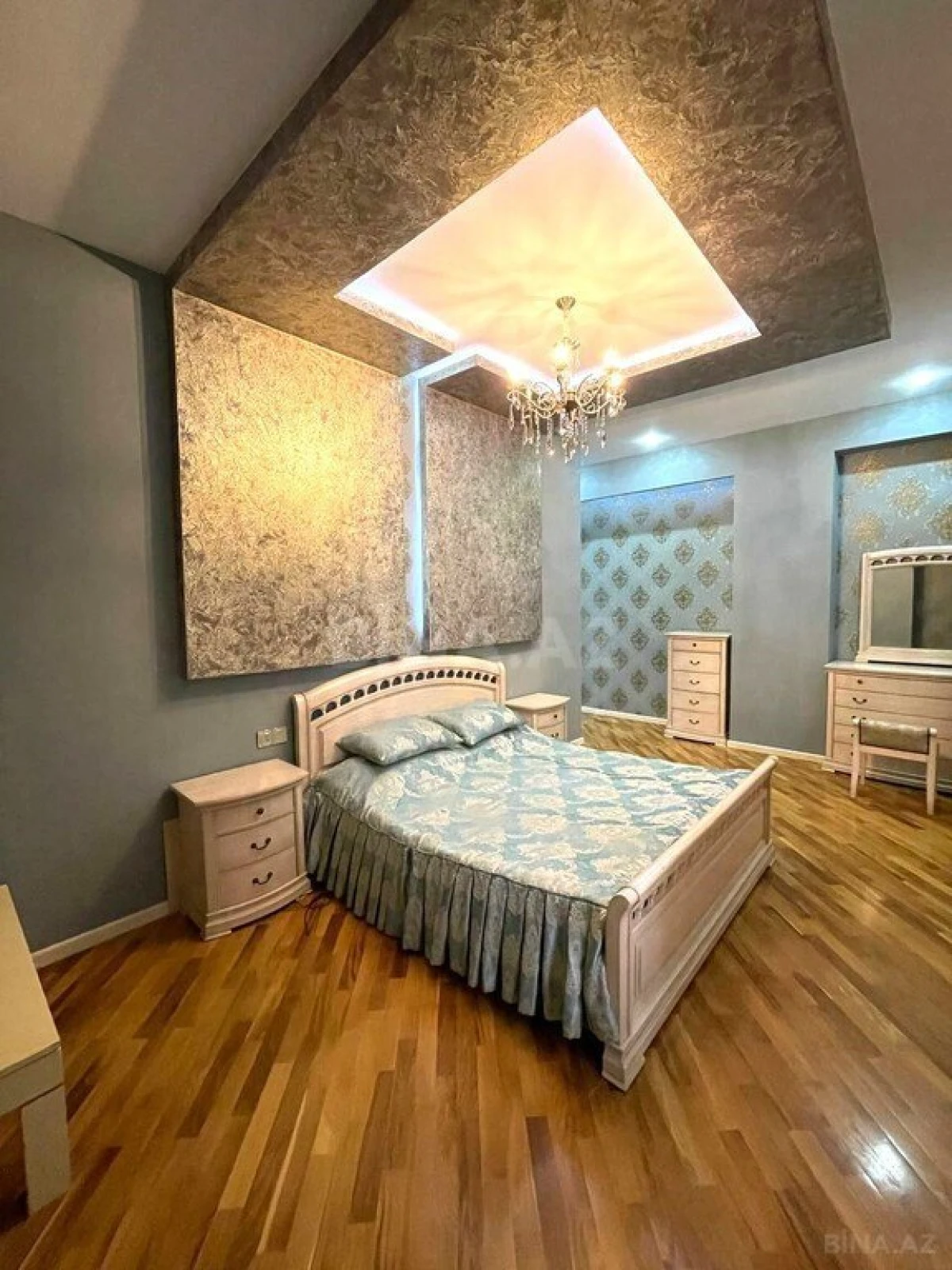 Satılır 4 otaqlı mənzil 185 m²