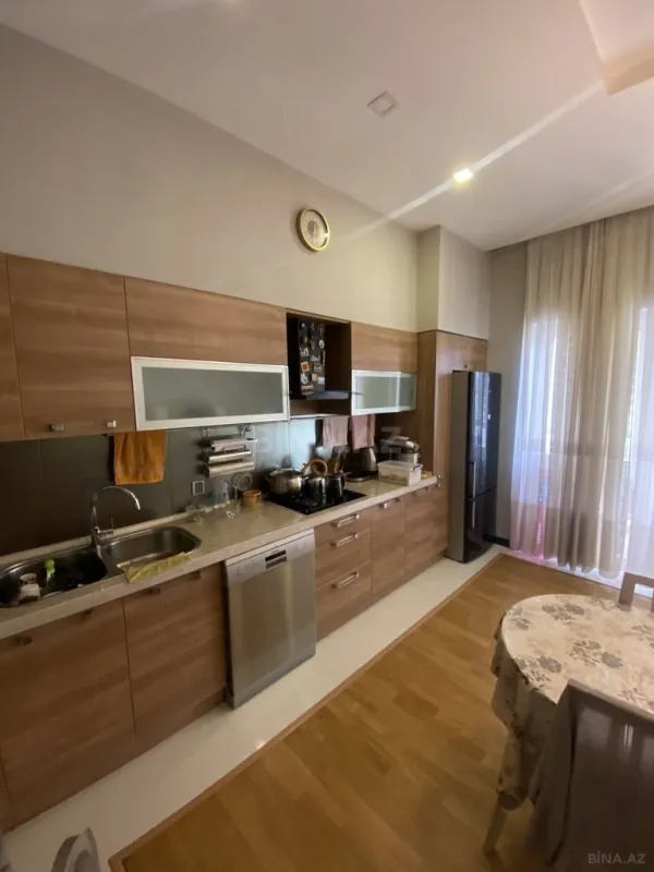 Satılır 4 otaqlı mənzil 160 m²