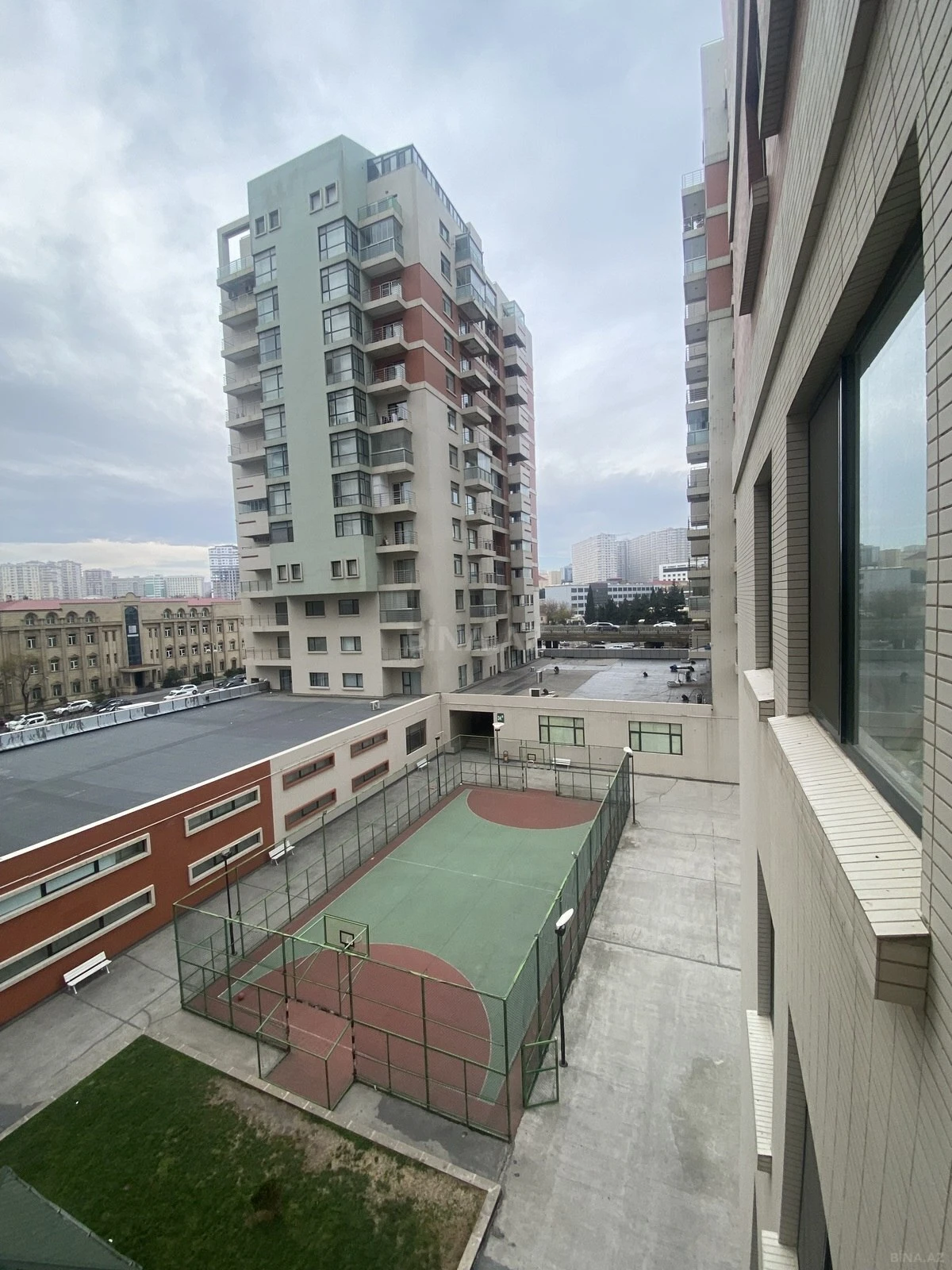 Satılır 4 otaqlı mənzil 160 m²