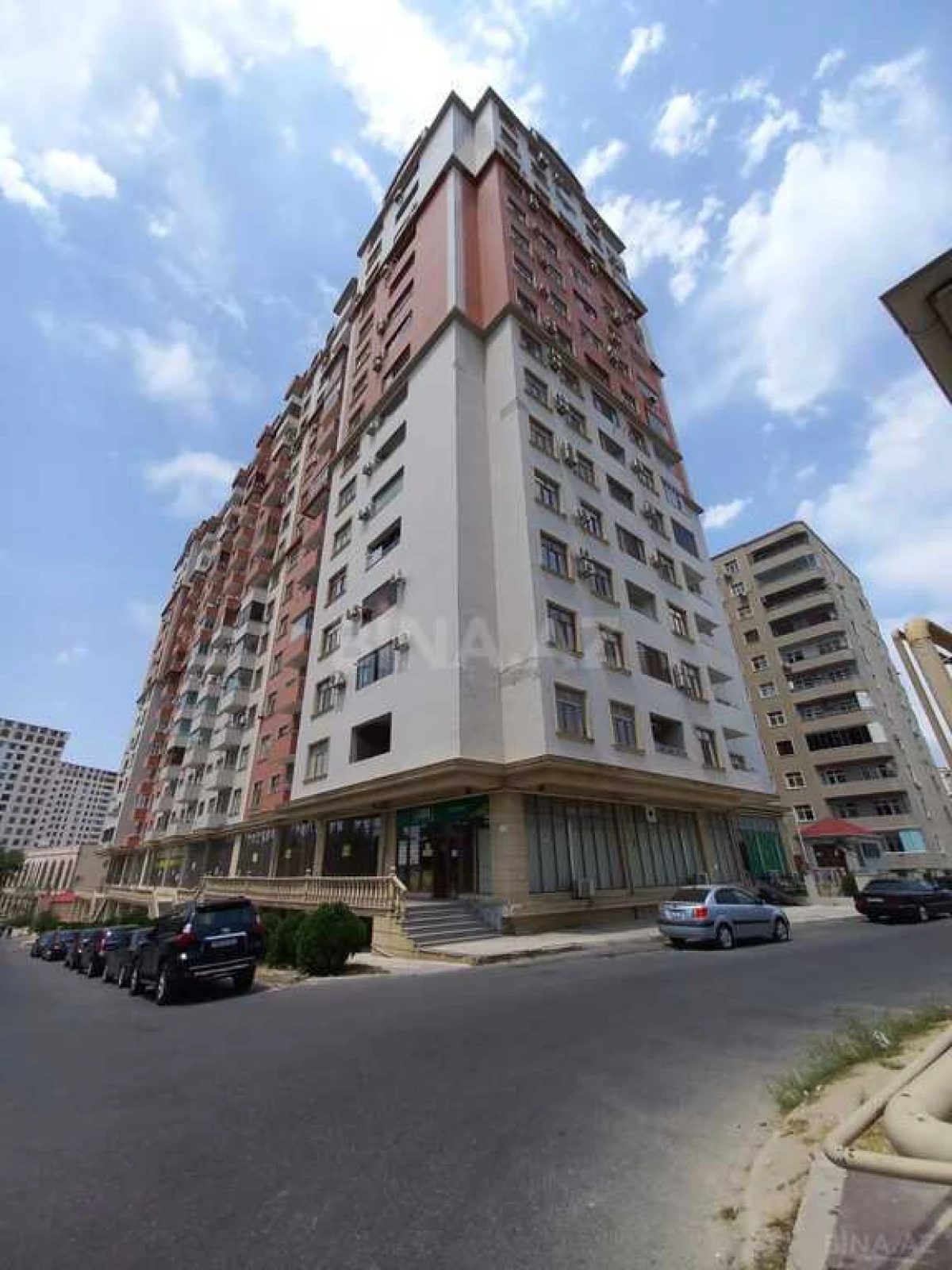 Satılır 4 otaqlı mənzil 148 m²