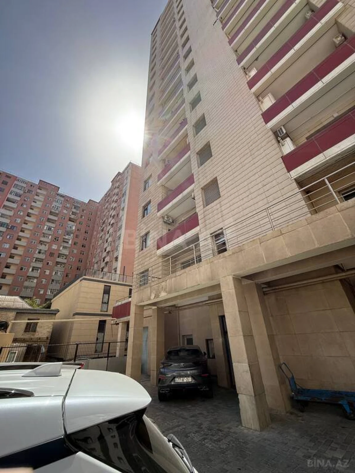 Satılır 4 otaqlı mənzil 174 m²