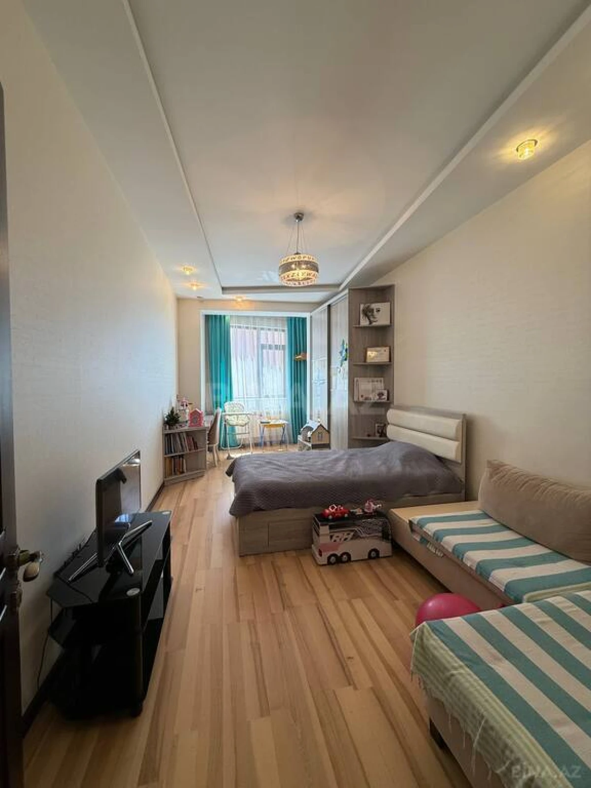 Satılır 4 otaqlı mənzil 174 m²