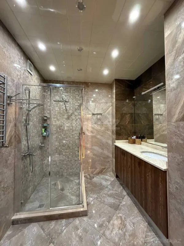 Satılır 4 otaqlı mənzil 174 m²