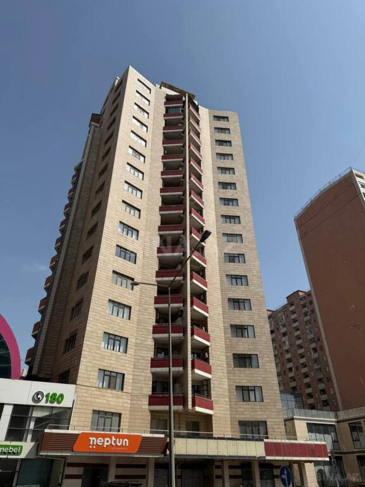Satılır 4 otaqlı mənzil 174 m²