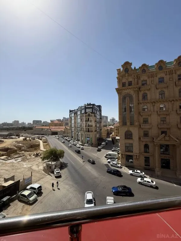 Satılır 4 otaqlı mənzil 174 m²