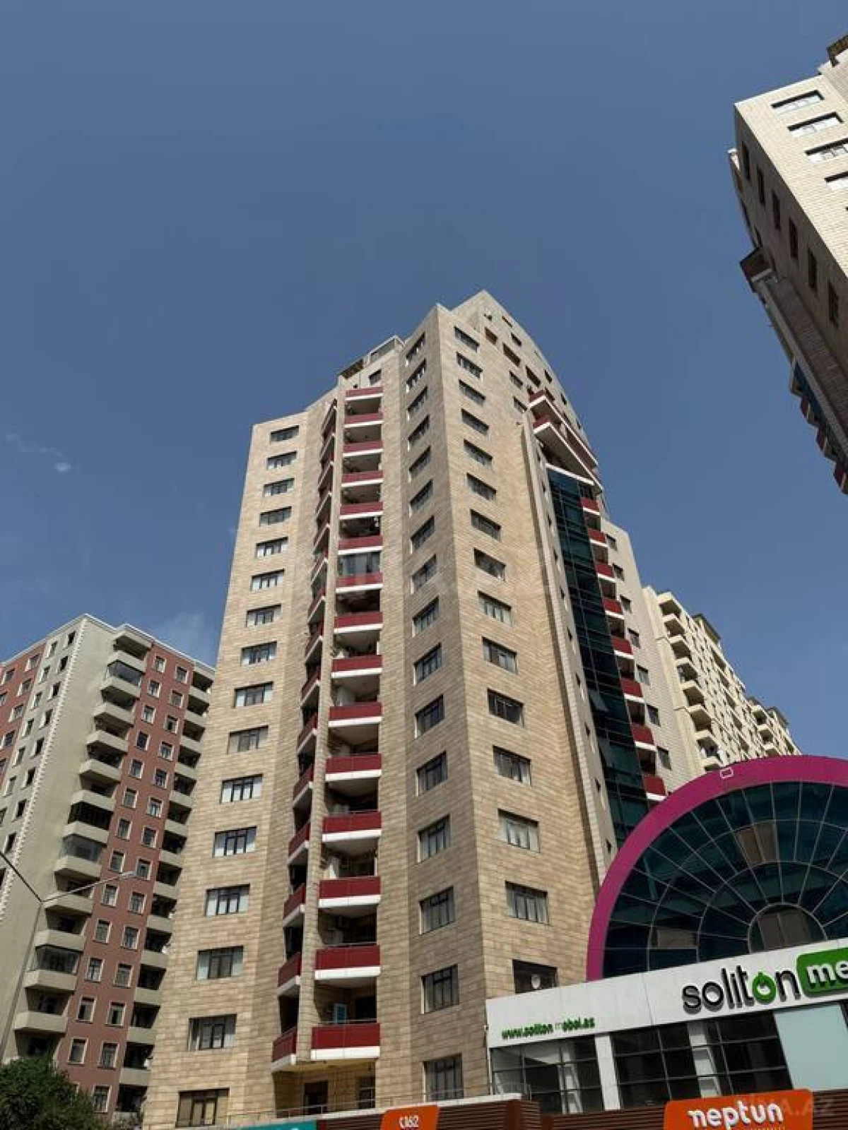 Satılır 4 otaqlı mənzil 174 m²