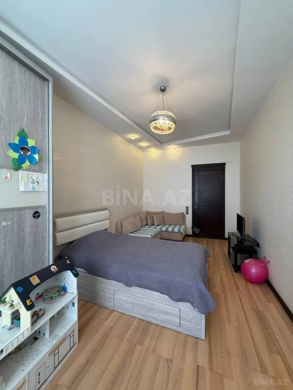 Satılır 4 otaqlı mənzil 174 m²