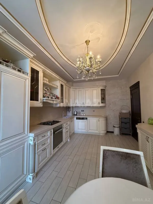 Satılır 4 otaqlı mənzil 174 m²