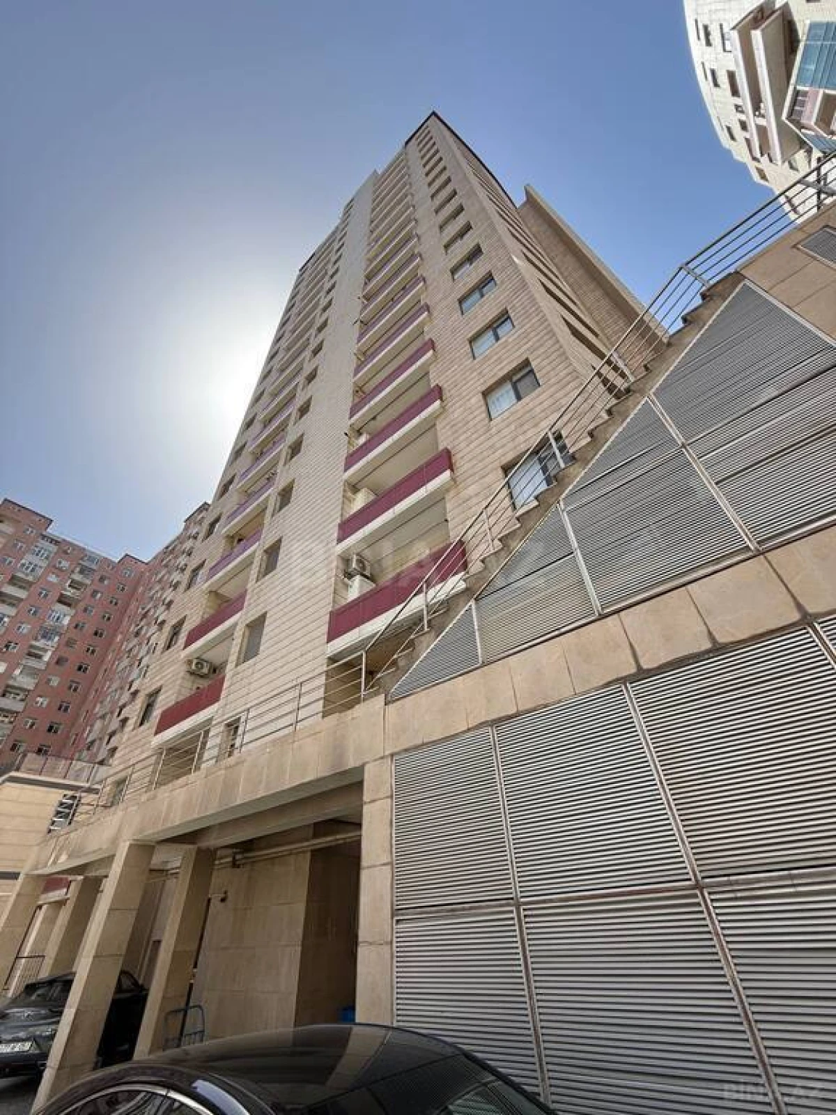 Satılır 4 otaqlı mənzil 174 m²