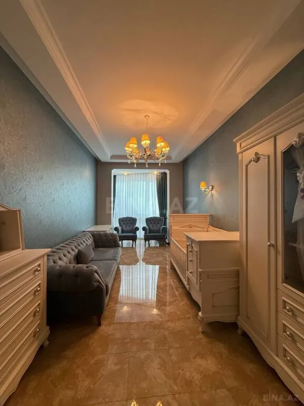 Satılır 4 otaqlı mənzil 174 m²