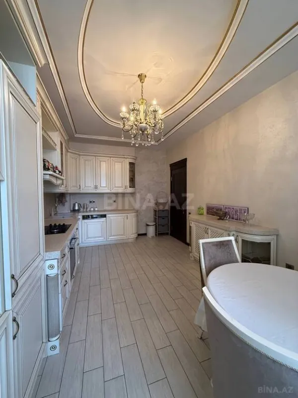 Satılır 4 otaqlı mənzil 174 m²
