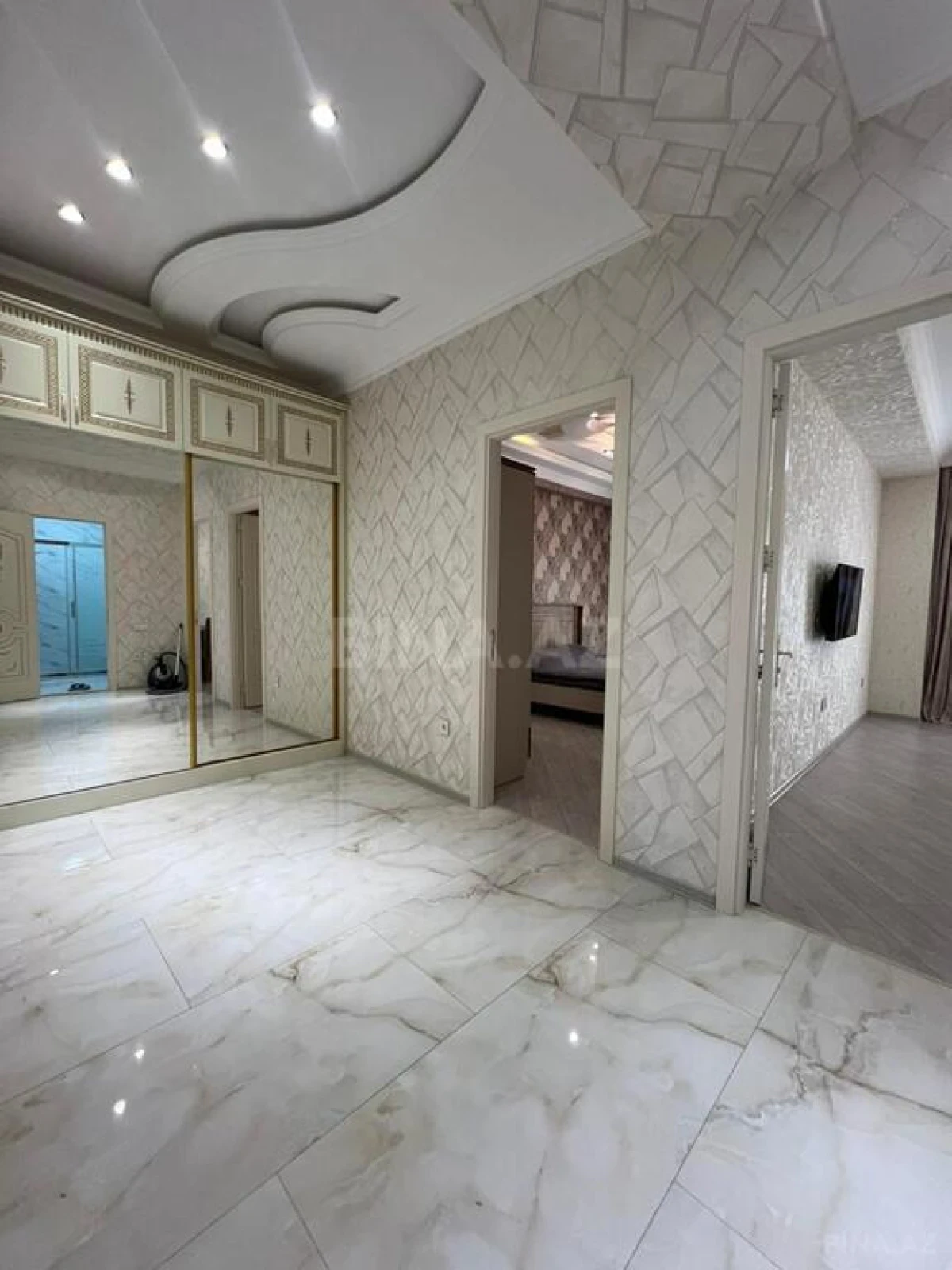 Kirayə verilir 2 otaqlı mənzil 90 m²