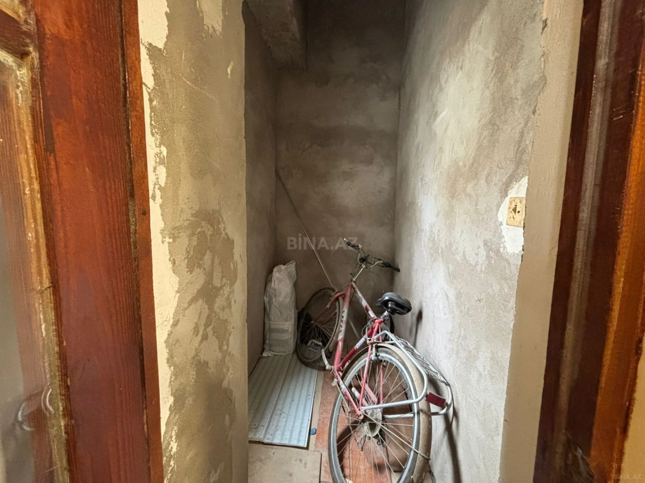 Satılır 6 otaqlı mənzil 210 m²