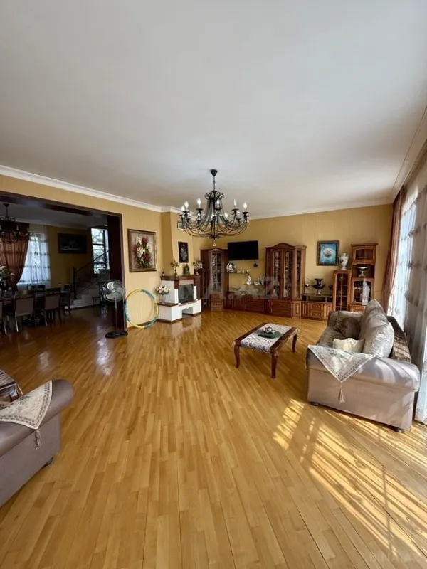 Satılır 5 otaqlı həyət evi 600 m²