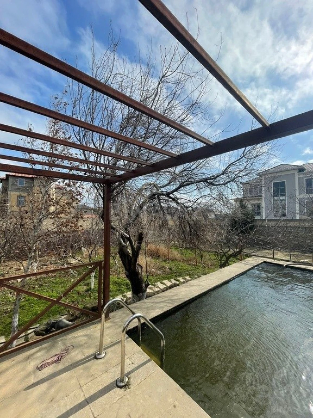 Satılır 5 otaqlı həyət evi 600 m²