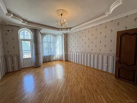 Satılır 7 otaqlı həyət evi 375 m²