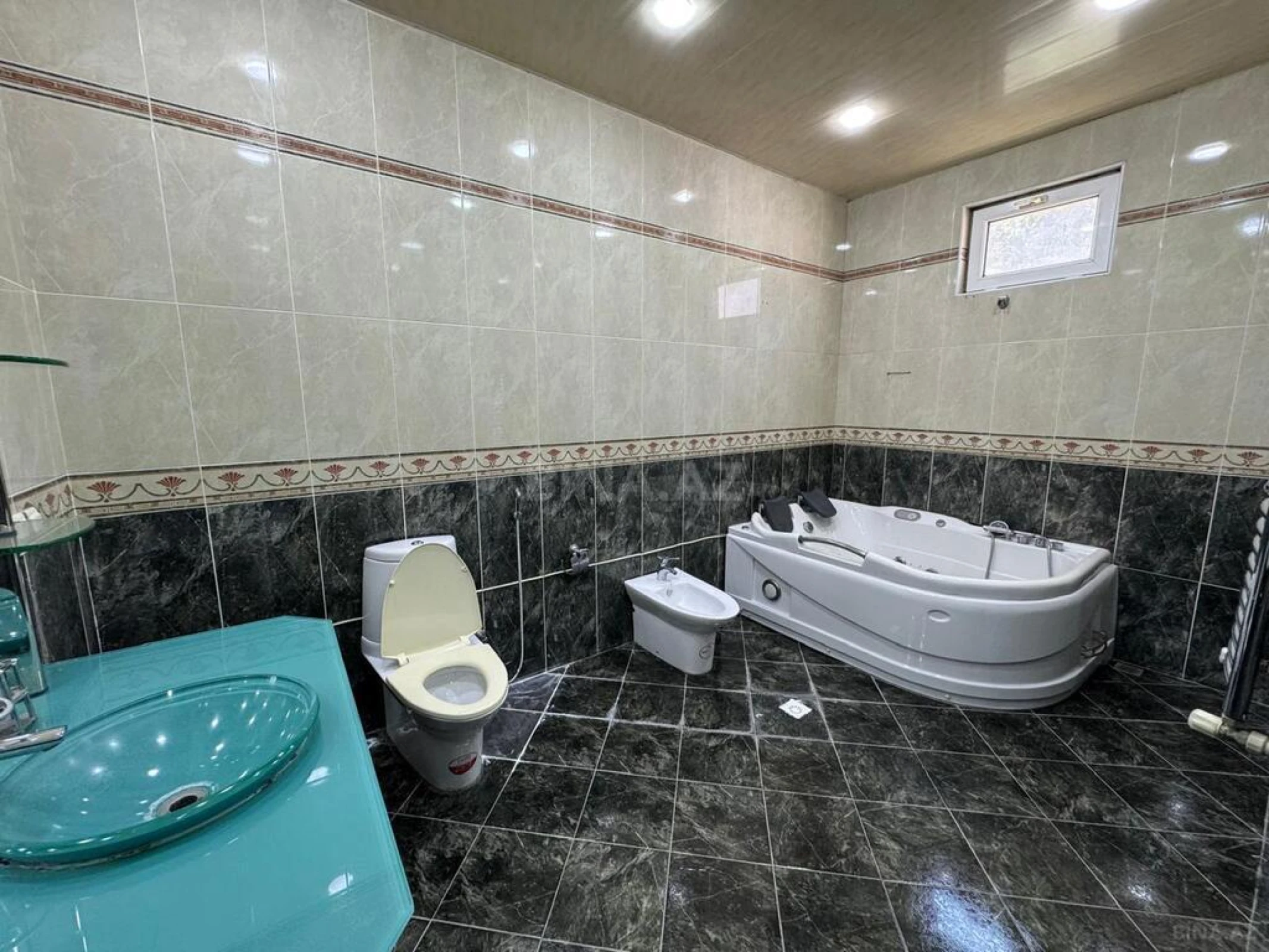 Satılır 7 otaqlı həyət evi 375 m²