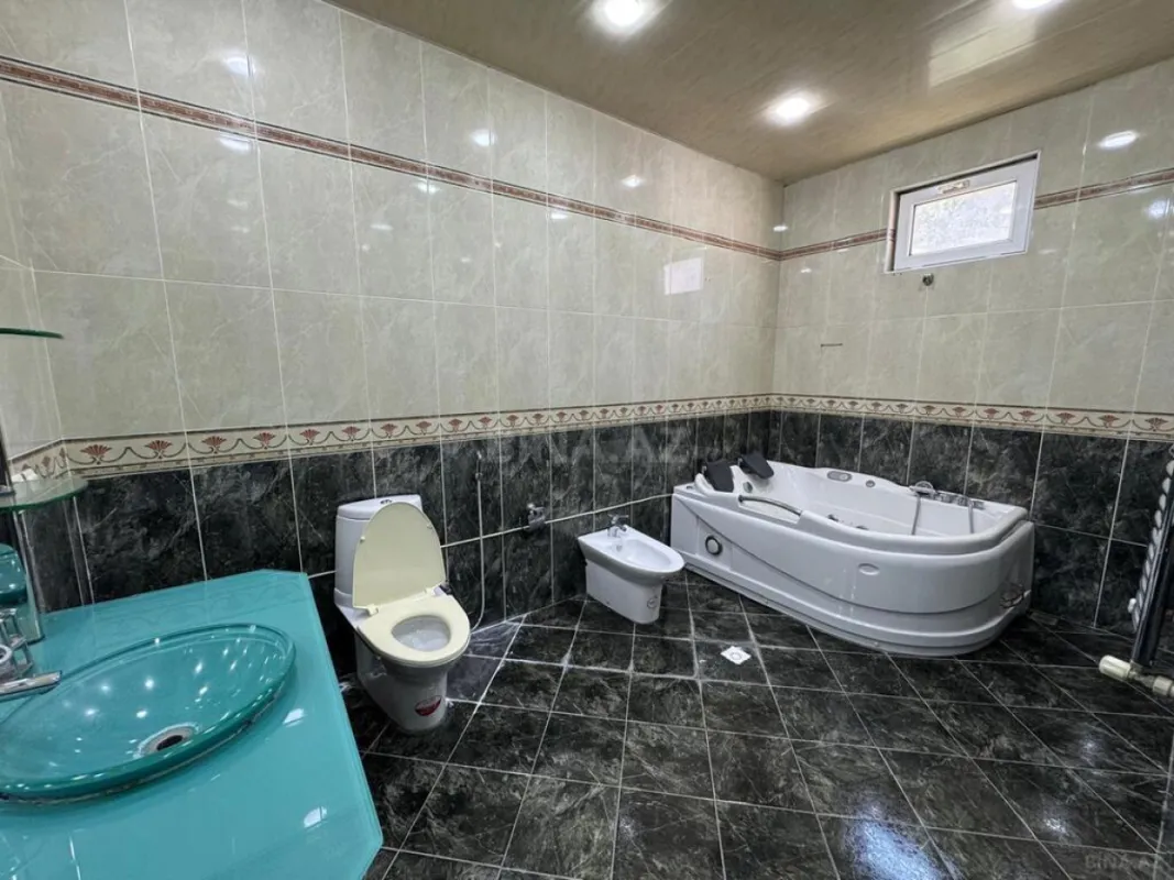 Satılır 7 otaqlı həyət evi 375 m²