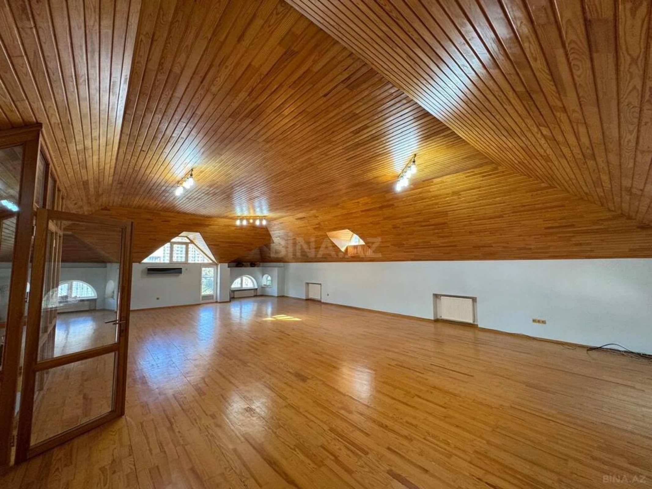 Satılır 7 otaqlı həyət evi 375 m²