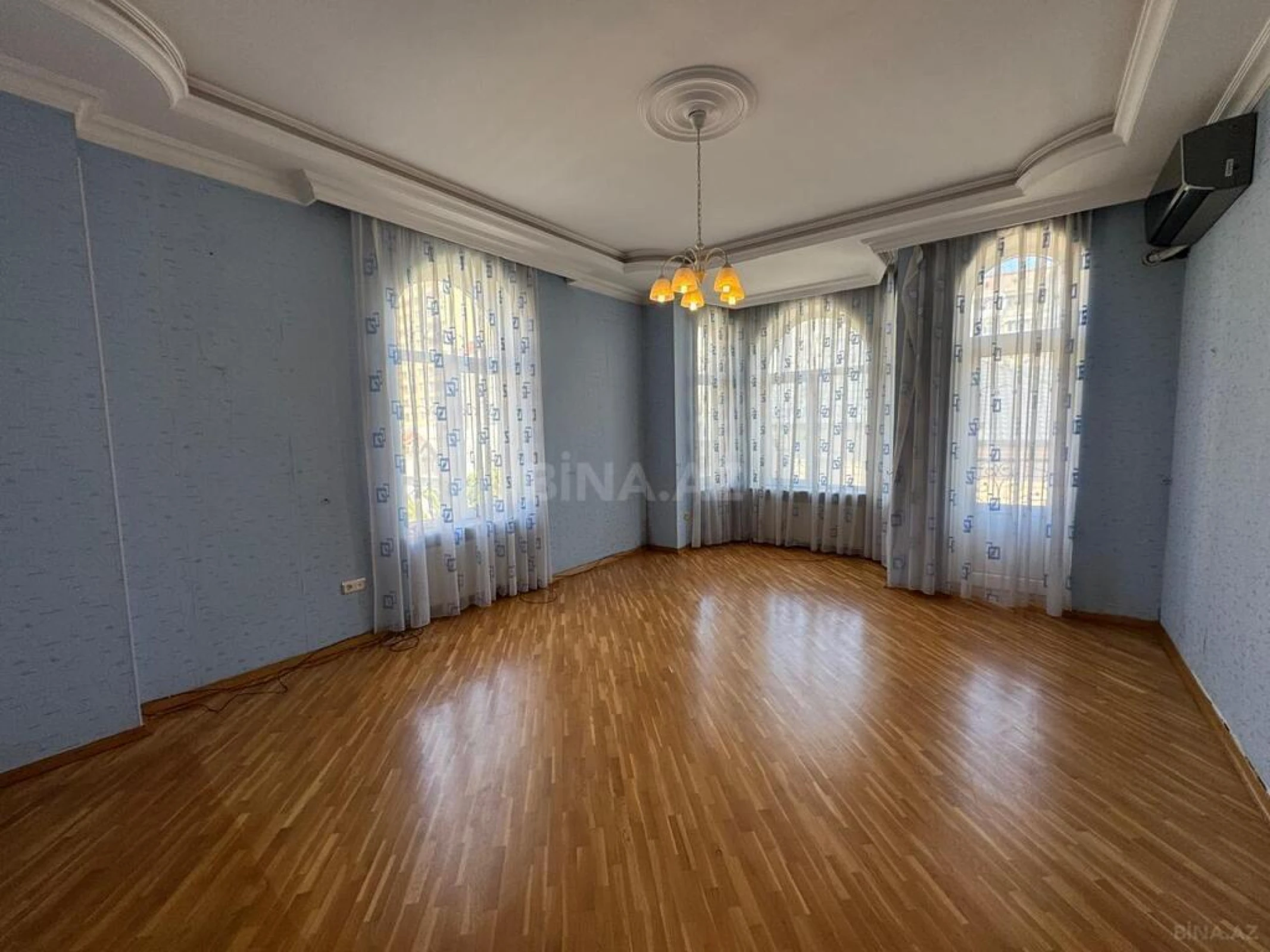 Satılır 7 otaqlı həyət evi 375 m²