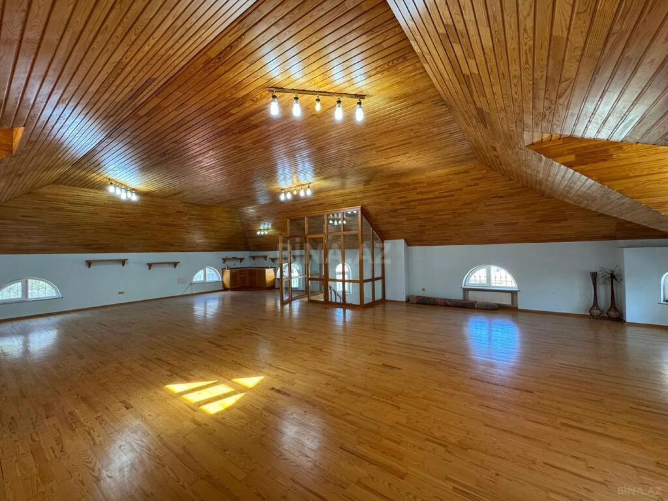 Satılır 7 otaqlı həyət evi 375 m²