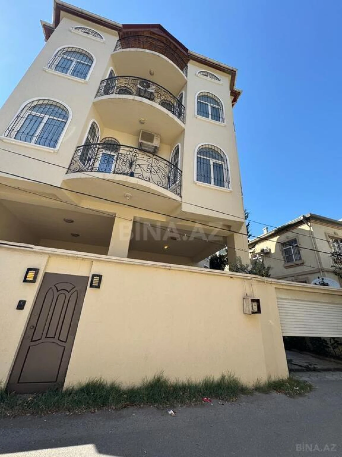 Satılır 7 otaqlı həyət evi 375 m²