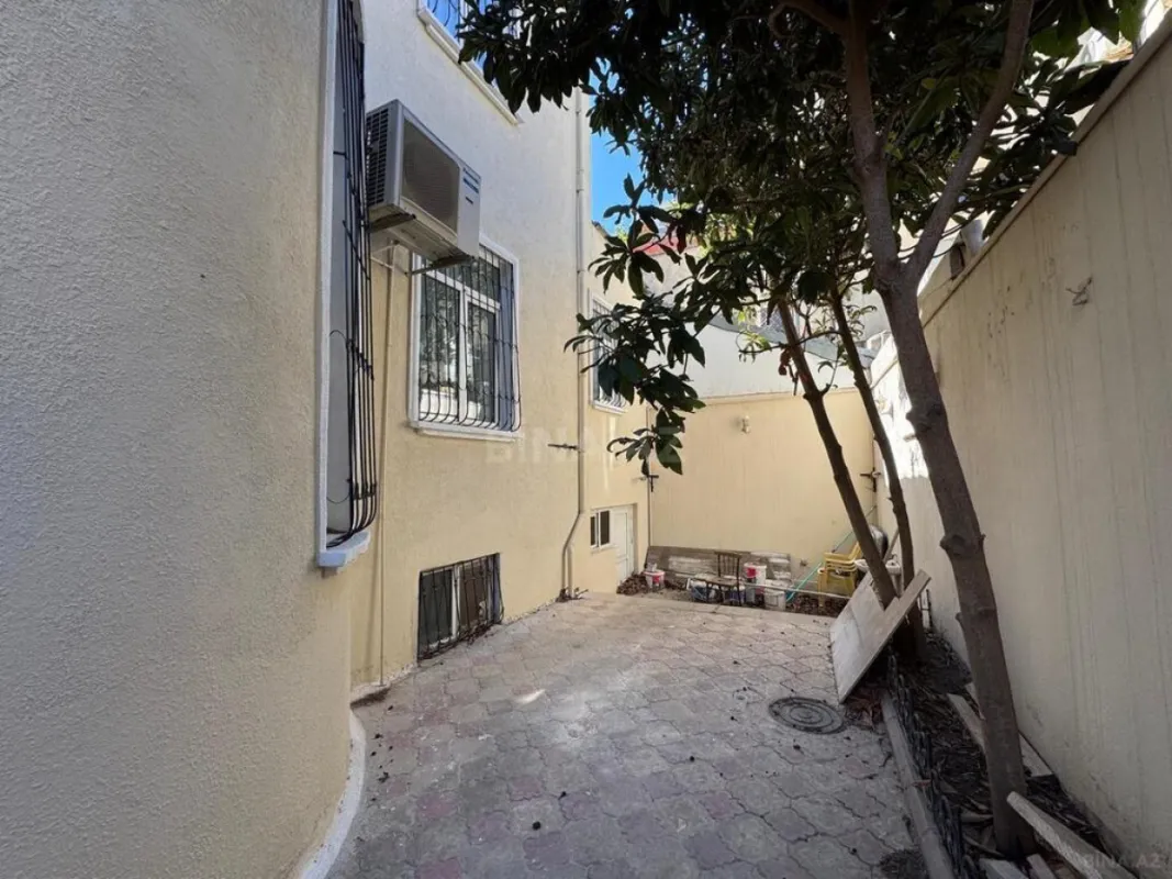 Satılır 7 otaqlı həyət evi 375 m²