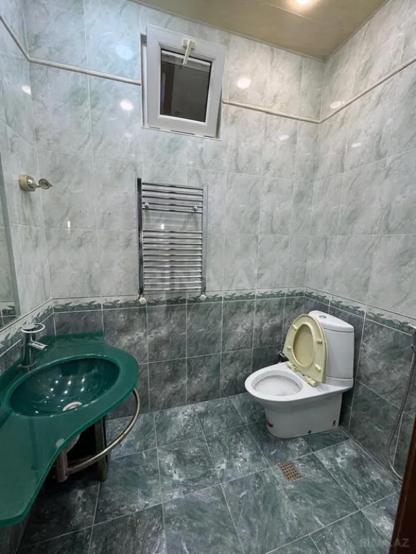 Satılır 7 otaqlı həyət evi 375 m²