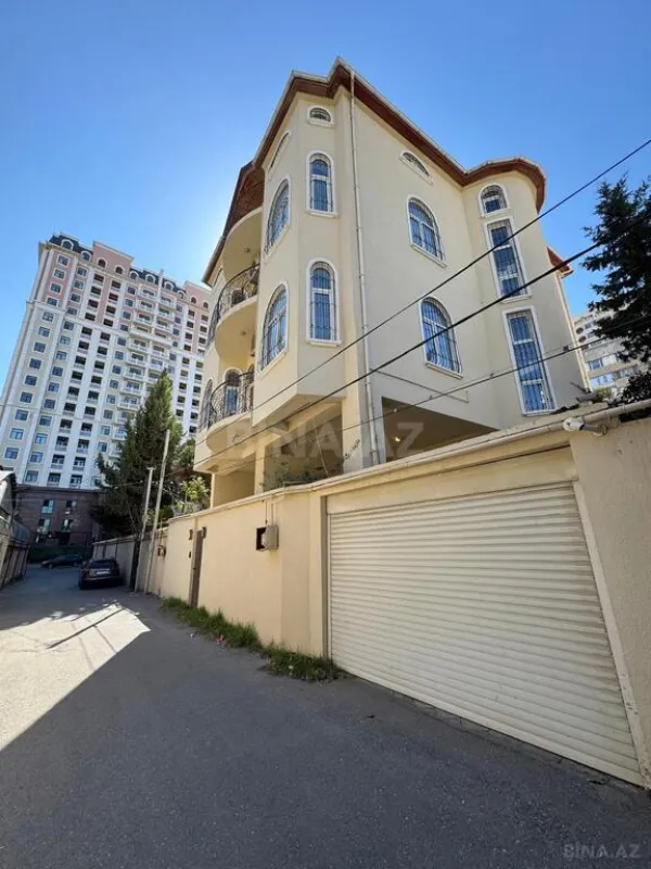 Satılır 7 otaqlı həyət evi 375 m²
