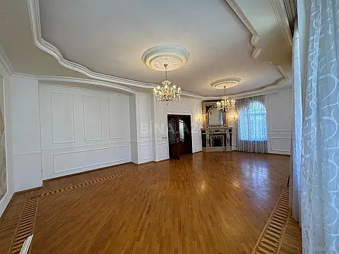 Satılır 7 otaqlı həyət evi 375 m²