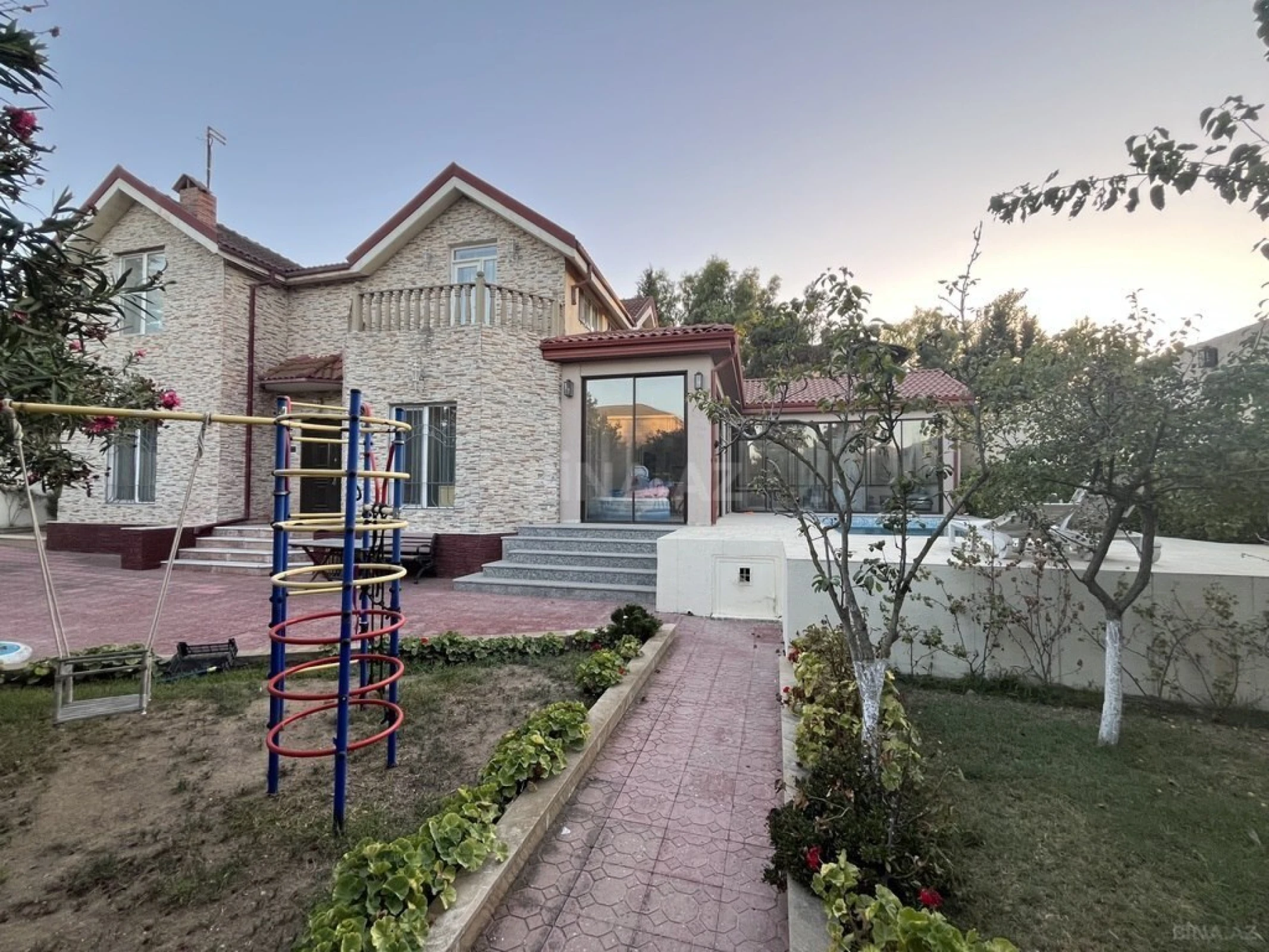 Satılır 4 otaqlı həyət evi 200 m²