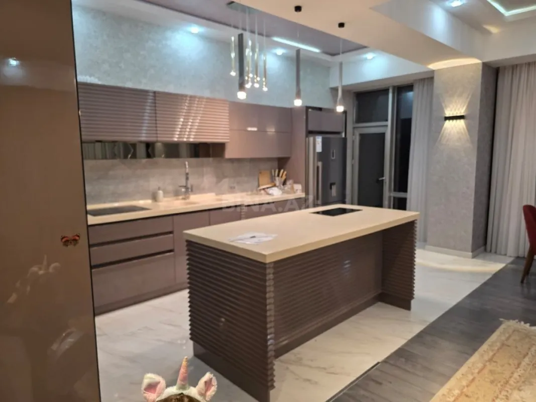 Kirayə verilir 4 otaqlı mənzil 180 m²