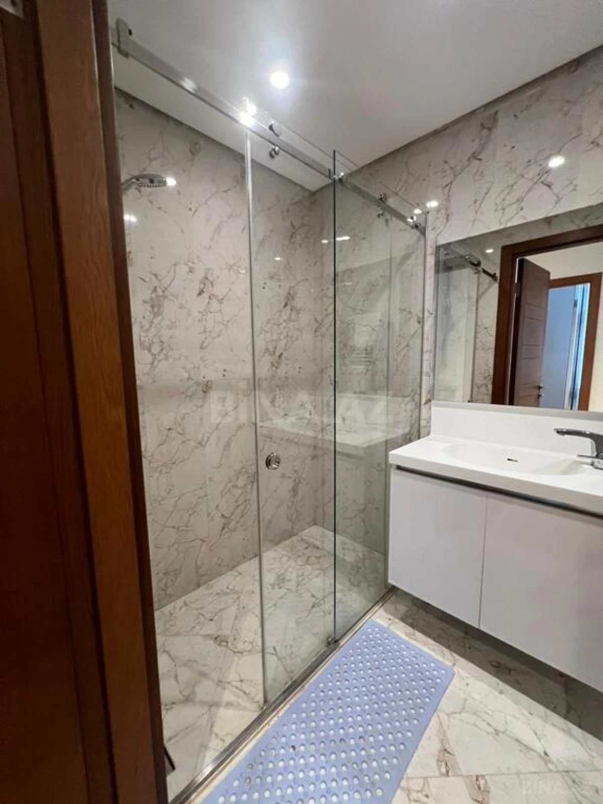 Kirayə verilir 4 otaqlı mənzil 200 m²